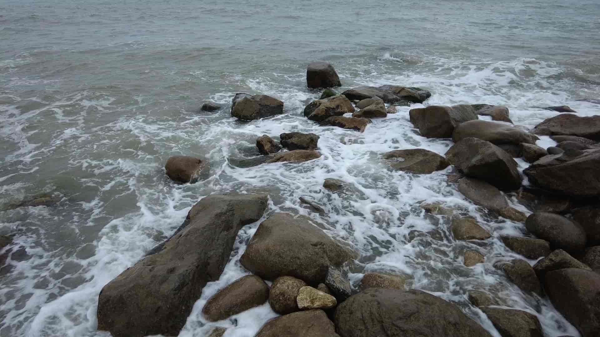 ساحل سنگی دریا